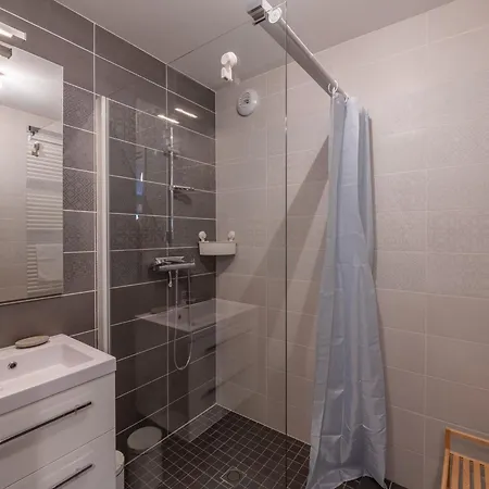 : Moderne 4 Pers, Proche Gare Et Pistes, Avec Wifi Et Parking - Fr-1-343-255 *